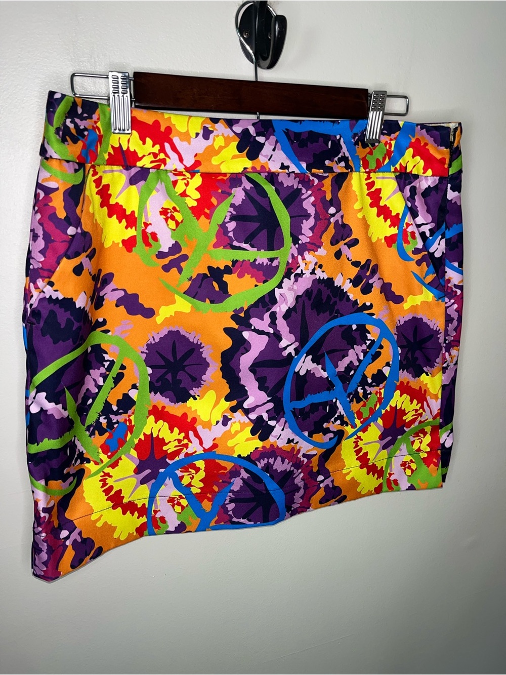 Loudmouth Golf Skort Womens Size 8 Woodstock Hippie Peace Sign Colorful NWT - Picture 2 of 5